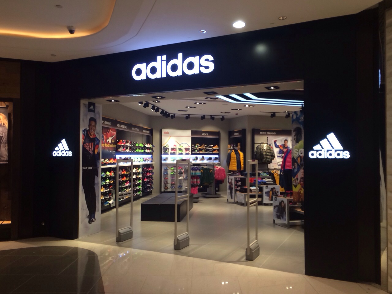adidas outlet closing time